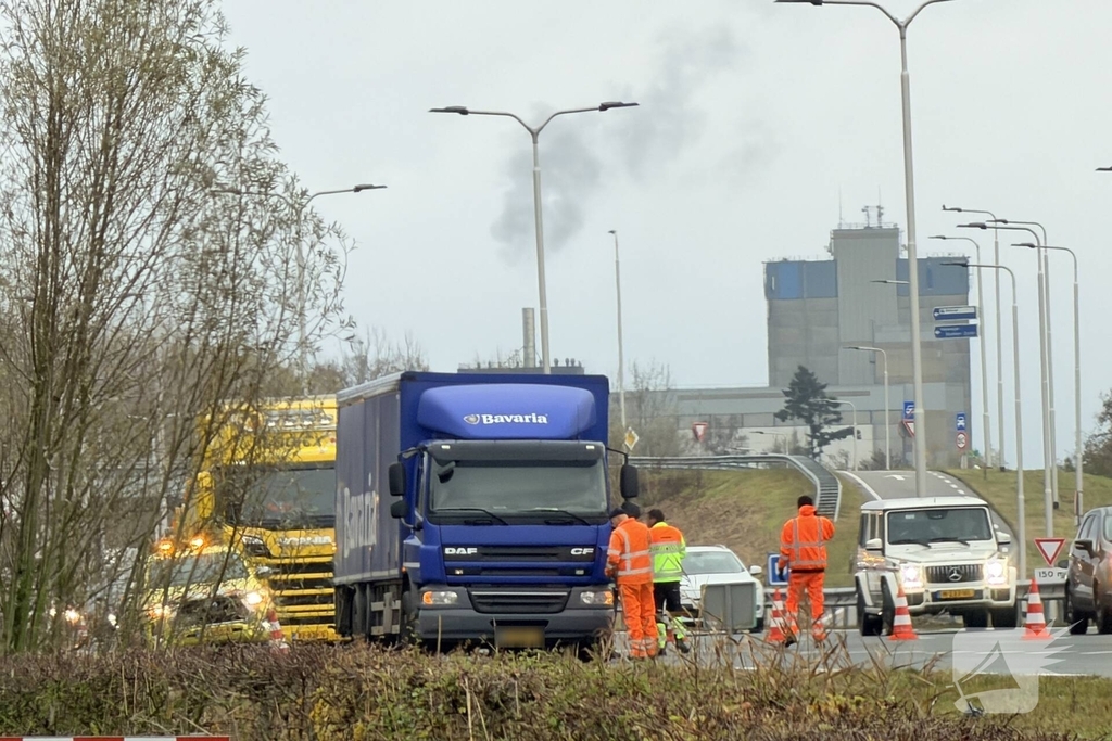 Vrachtwagen verliest wiel tijdens ongeval