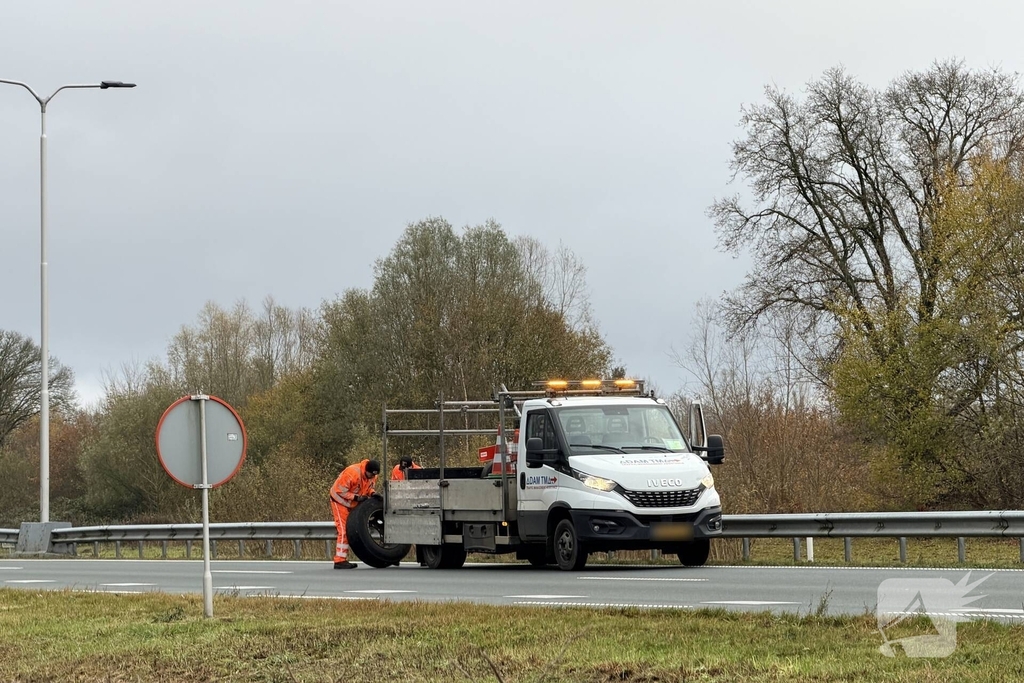 Vrachtwagen verliest wiel tijdens ongeval