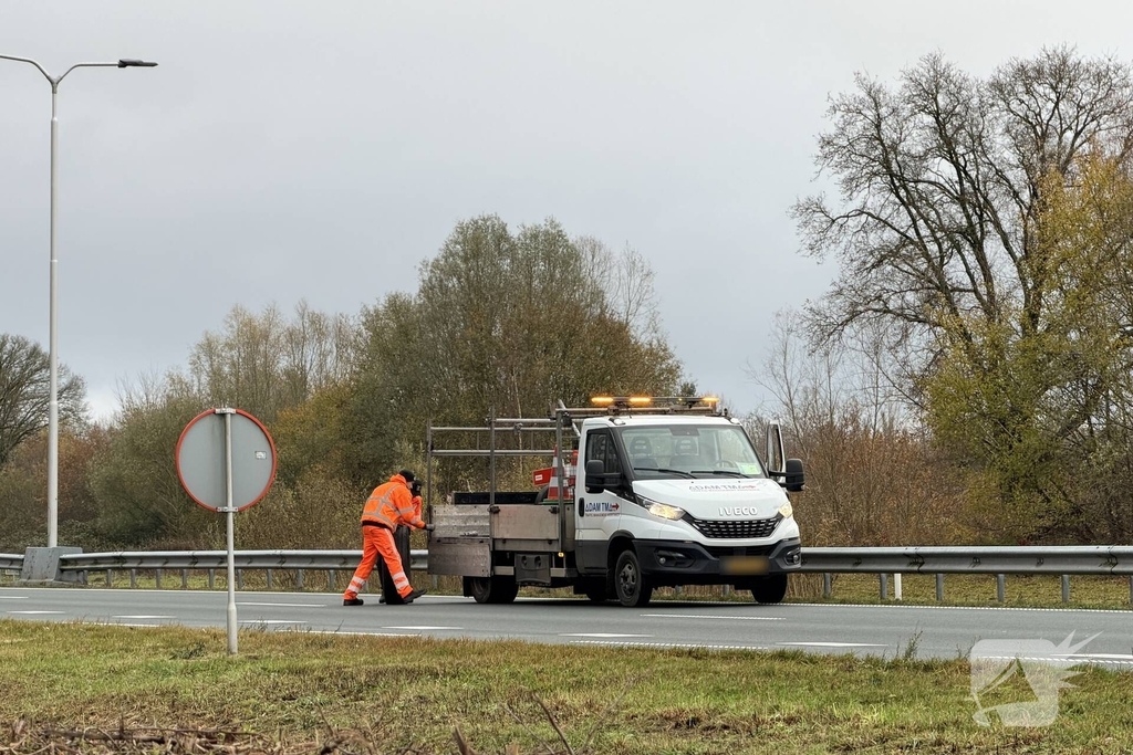Vrachtwagen verliest wiel tijdens ongeval