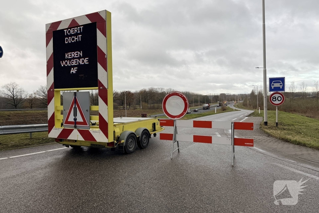 Vrachtwagen verliest wiel tijdens ongeval