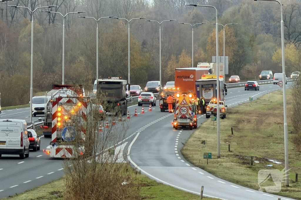 Vrachtwagen verliest wiel tijdens ongeval