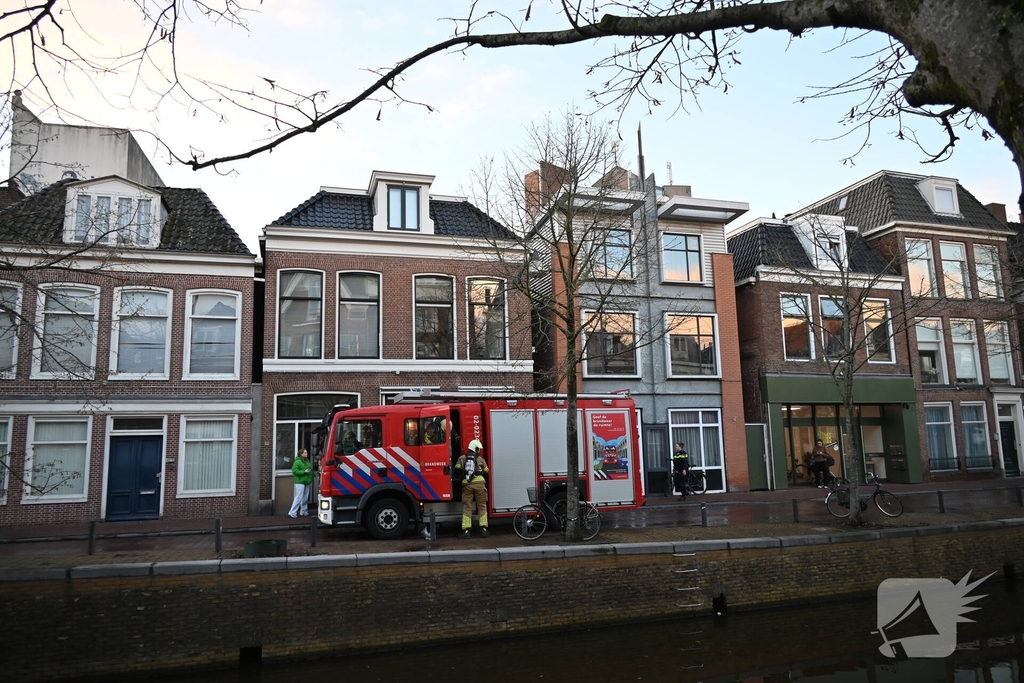 Rook zichtbaar boven pand