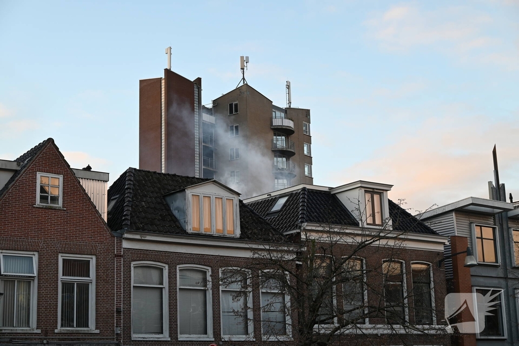 Rook zichtbaar boven pand