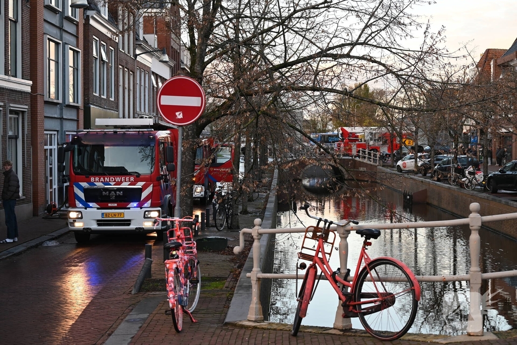 Rook zichtbaar boven pand