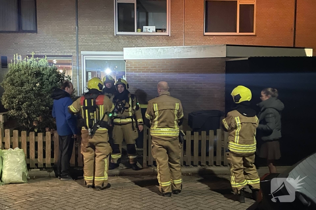 Brandweer verricht metingen in woning