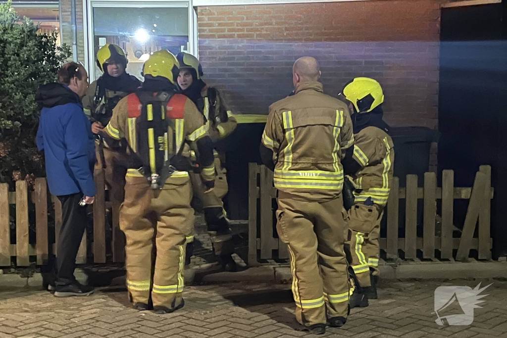 Brandweer verricht metingen in woning