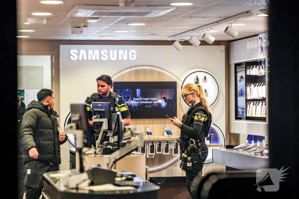 Overval met dreiging wapen in winkel