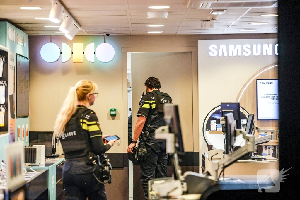 Overval met dreiging wapen in winkel