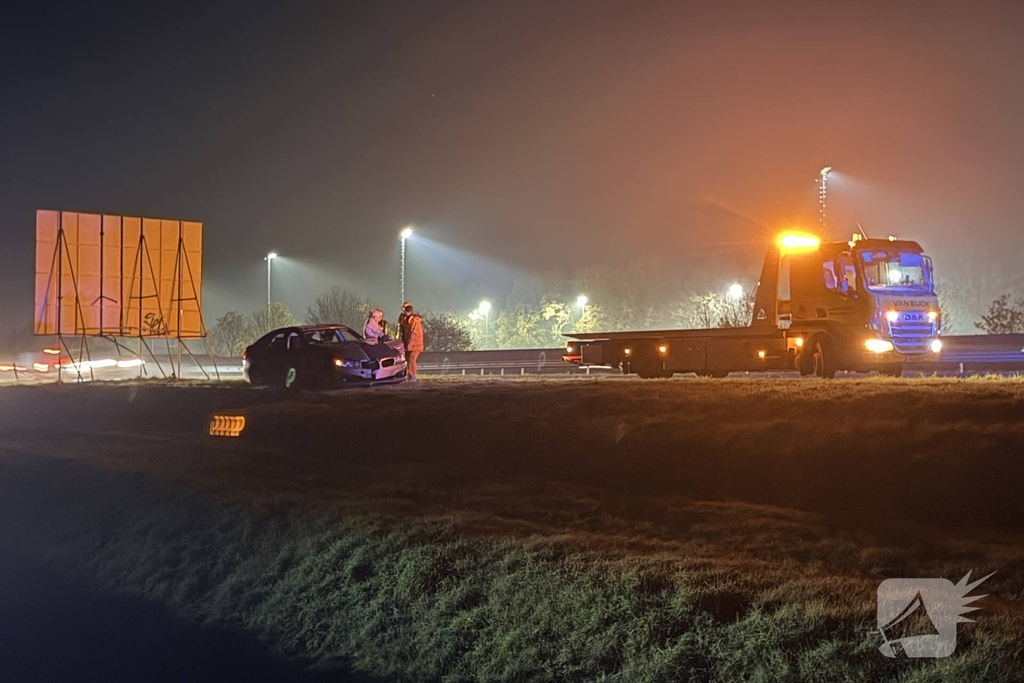 Auto botst onder verkeersbord