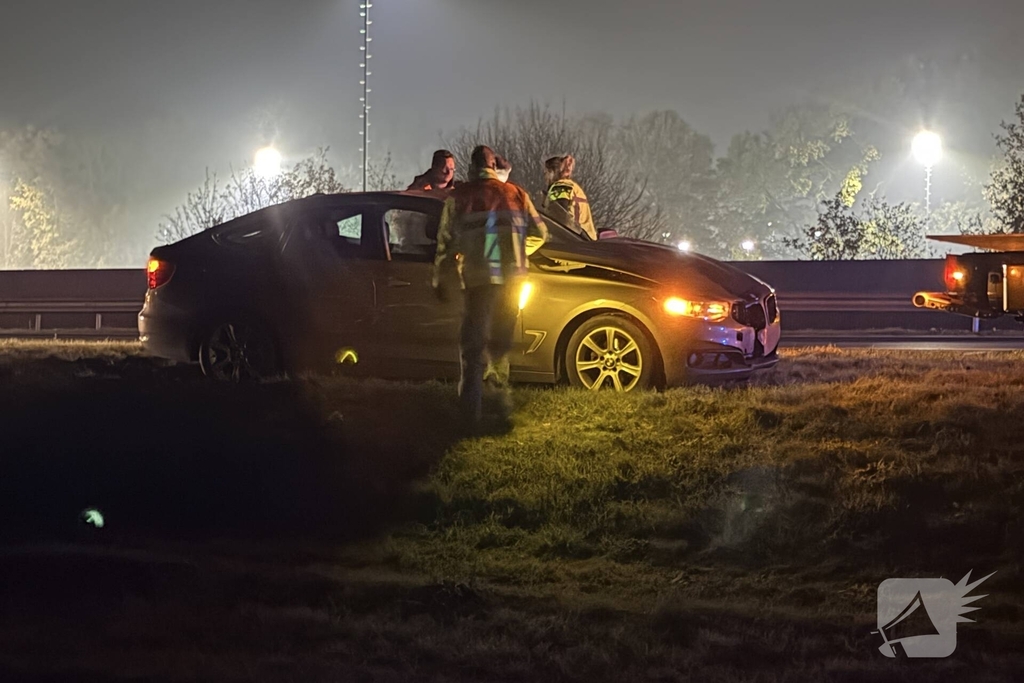 Auto botst onder verkeersbord