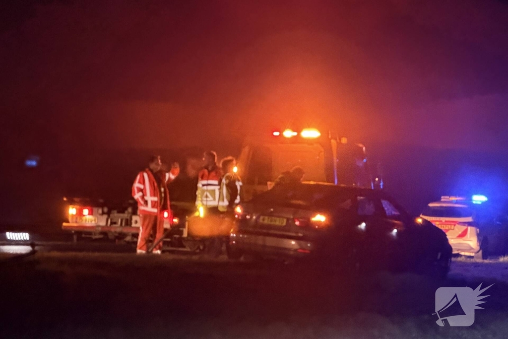 Auto botst onder verkeersbord
