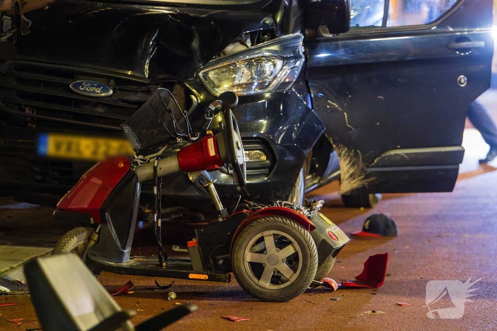 Vrouw op scootmobiel zwaargewond na aanrijding