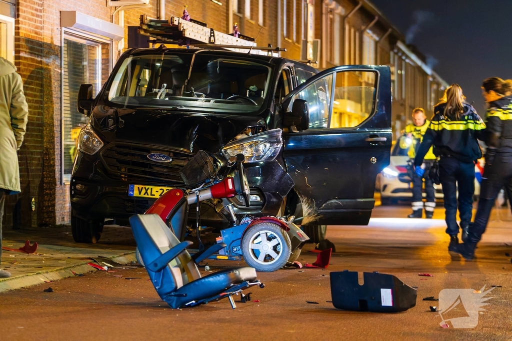 Vrouw op scootmobiel zwaargewond na aanrijding