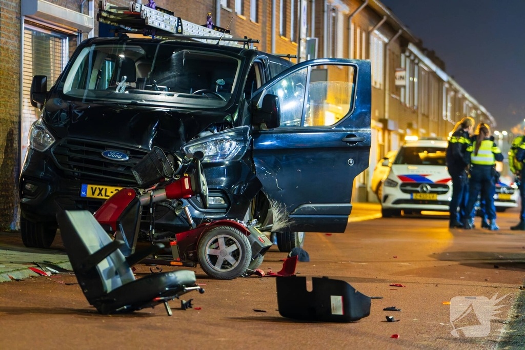 Vrouw op scootmobiel zwaargewond na aanrijding