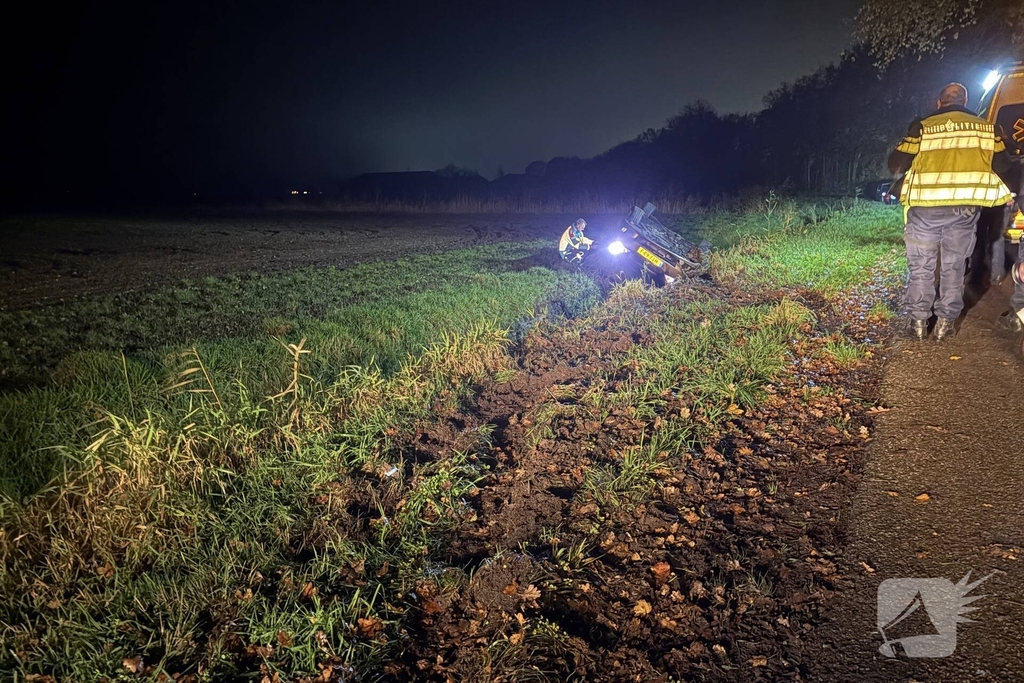 Auto belandt op de kop in greppel