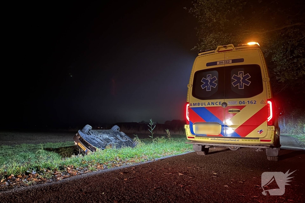 Auto belandt op de kop in greppel