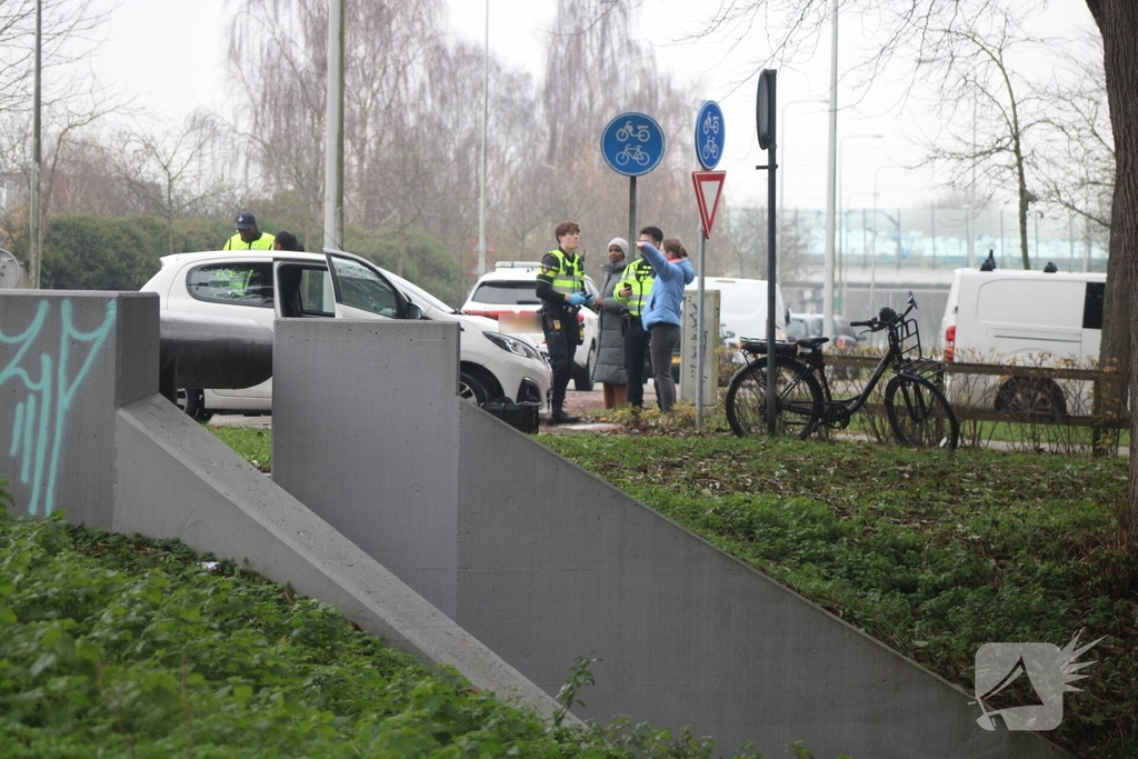 Auto botst met fietser