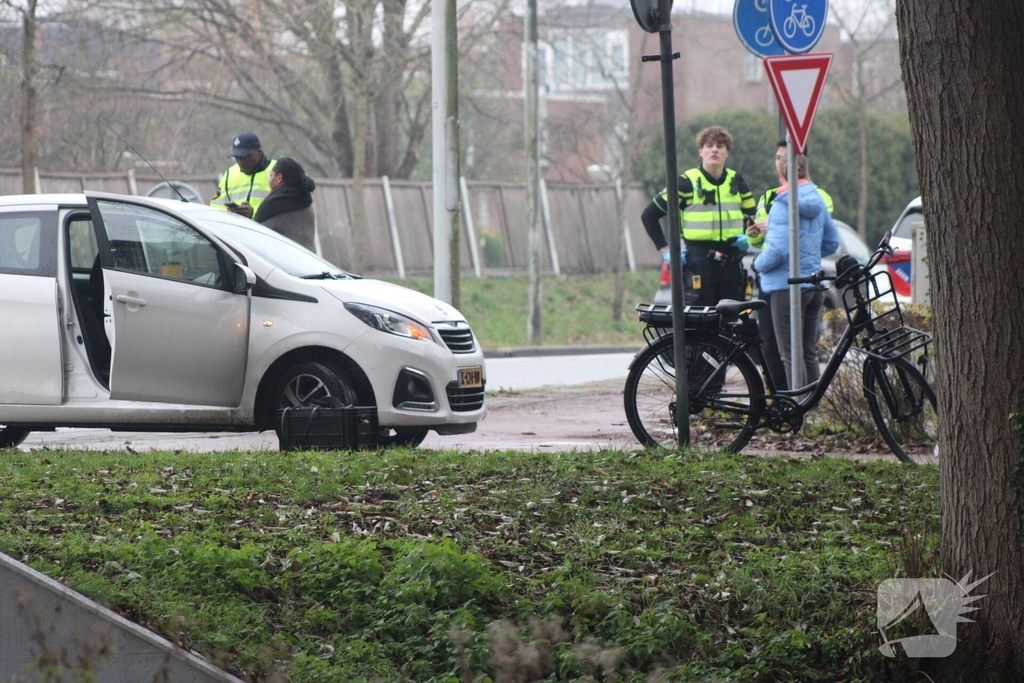 Auto botst met fietser