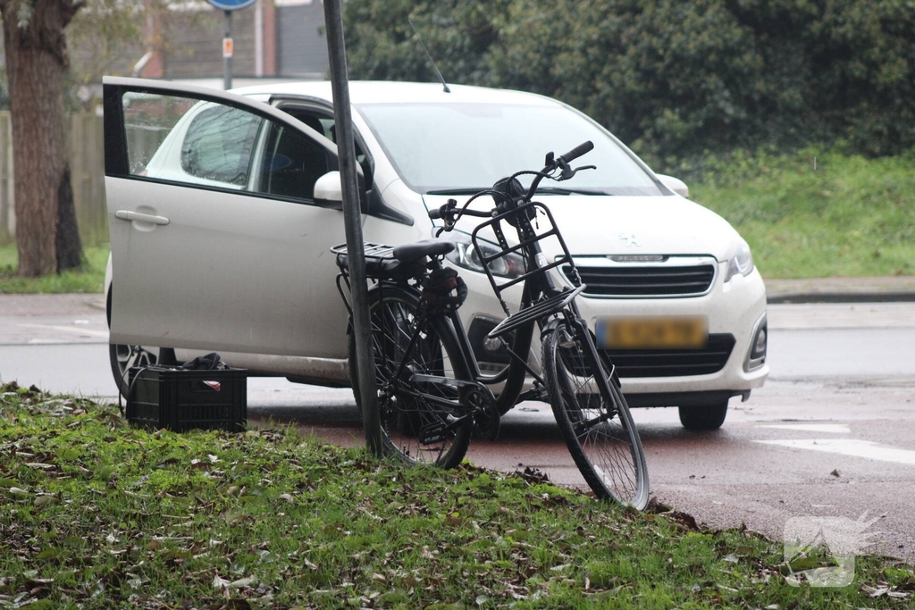 Auto botst met fietser