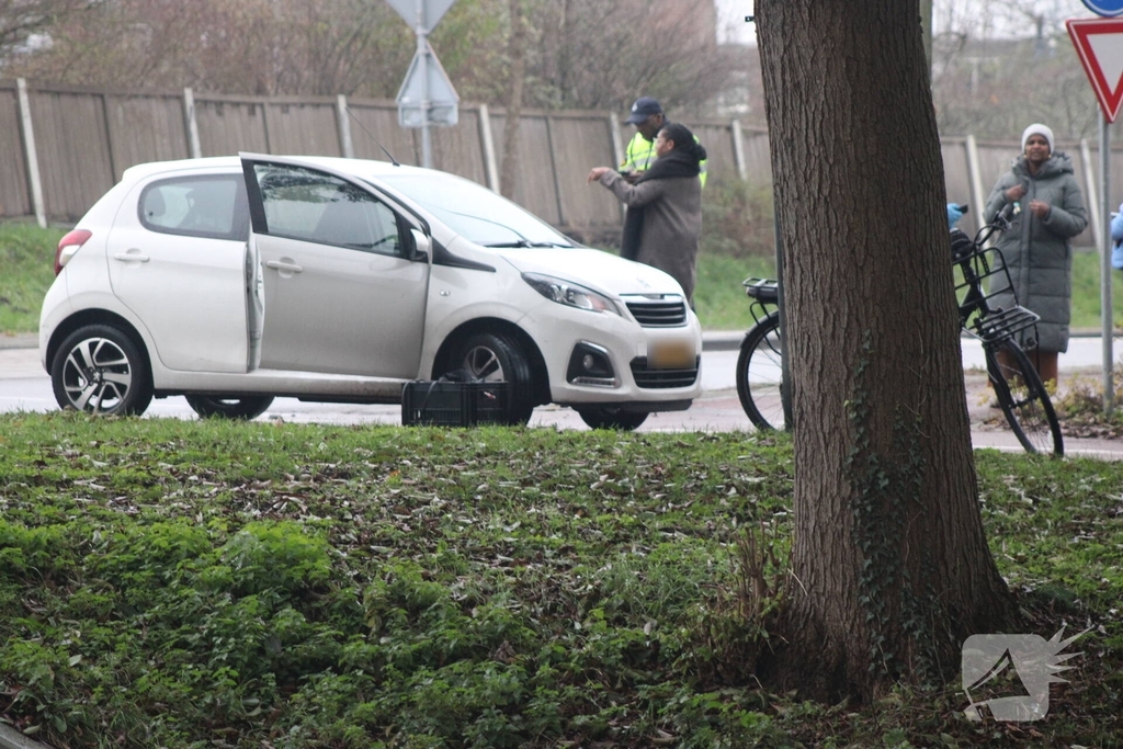 Auto botst met fietser