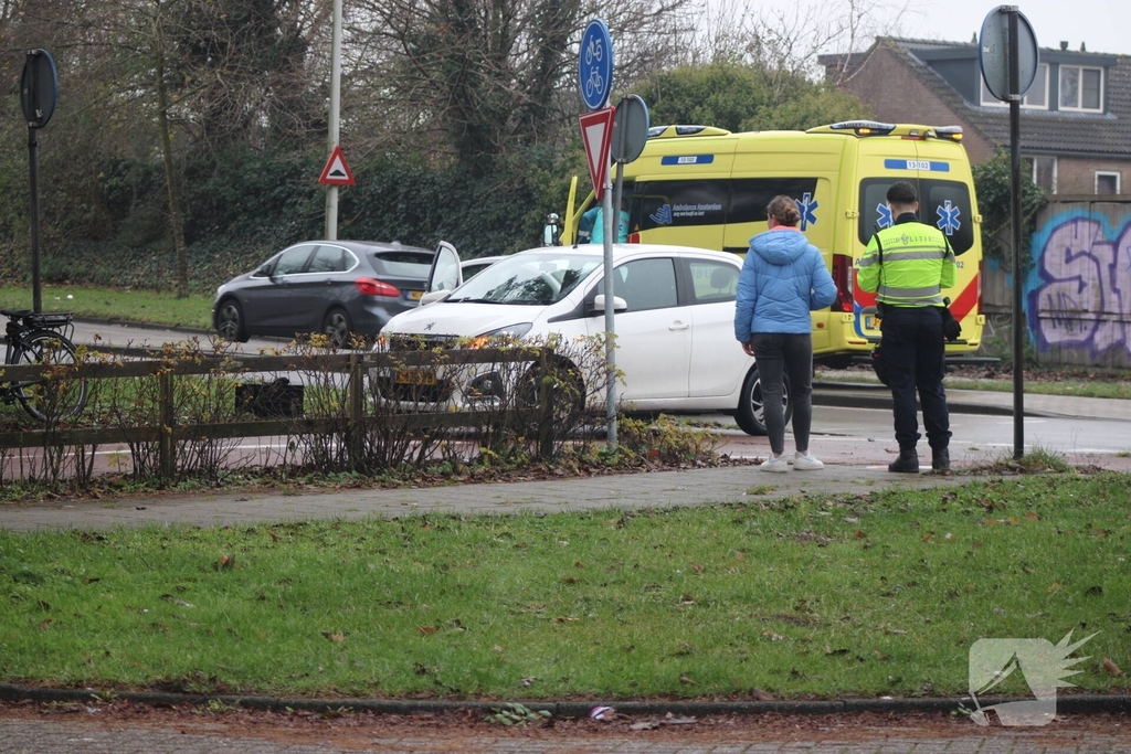 Auto botst met fietser