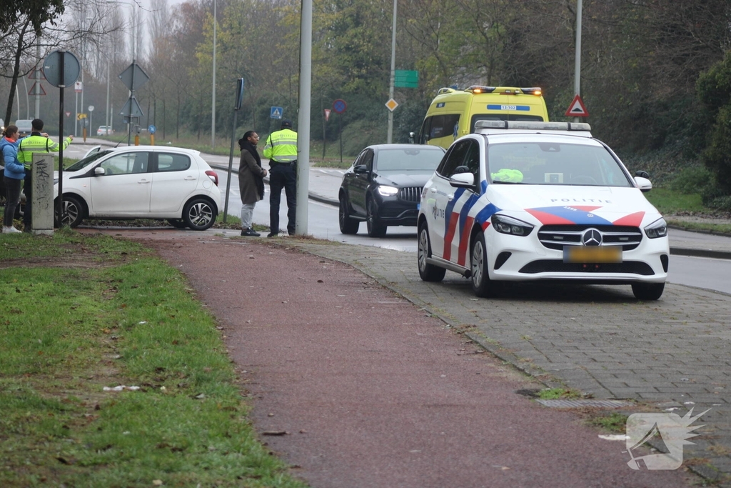 Auto botst met fietser