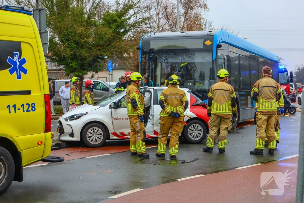 Aanrijding met stadsbus leidt tot gewonde