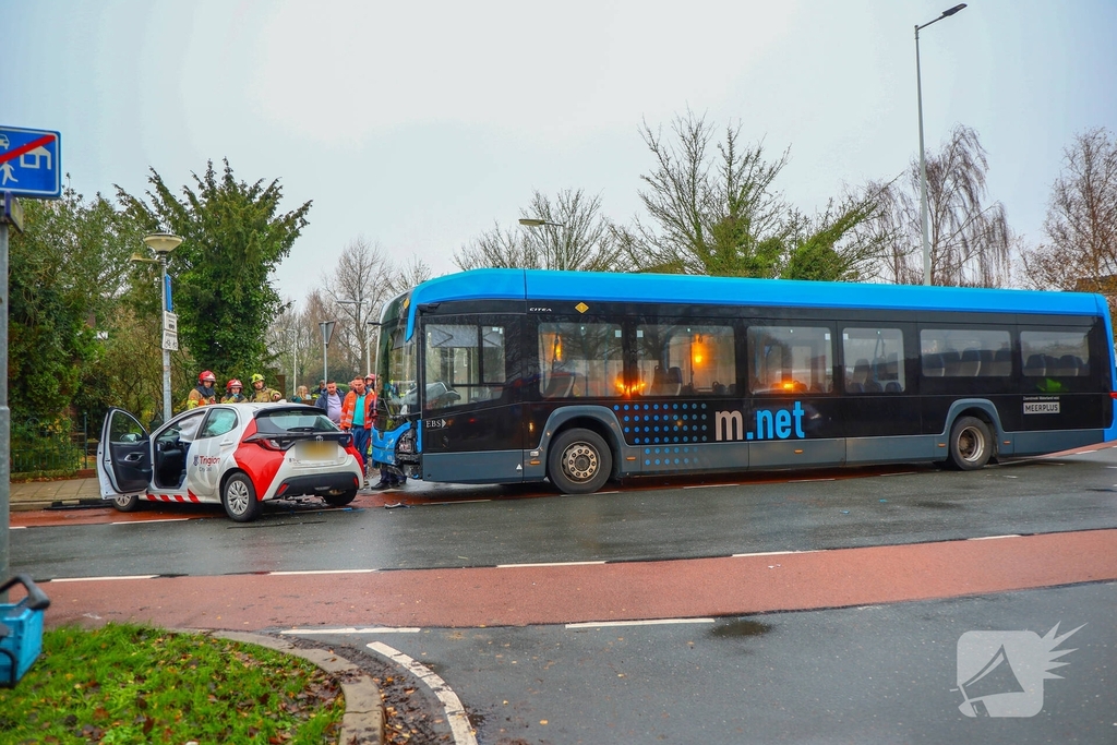 Aanrijding met stadsbus leidt tot gewonde