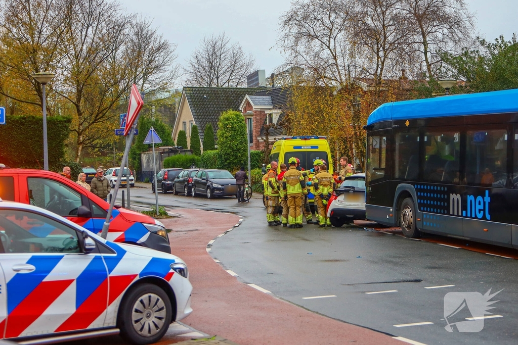 Aanrijding met stadsbus leidt tot gewonde