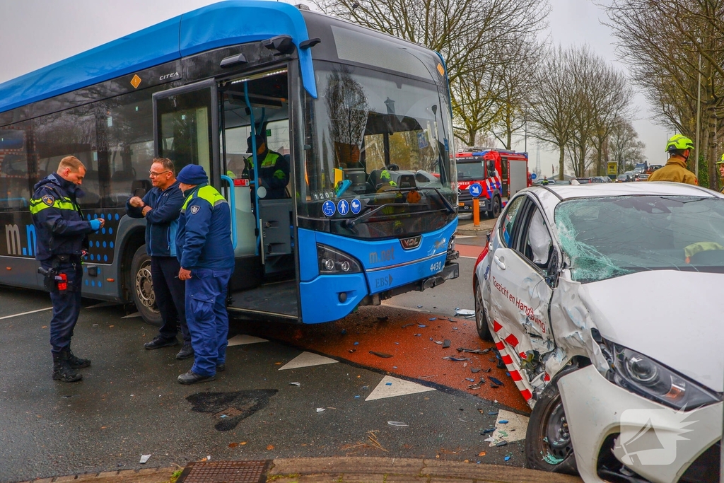 Aanrijding met stadsbus leidt tot gewonde