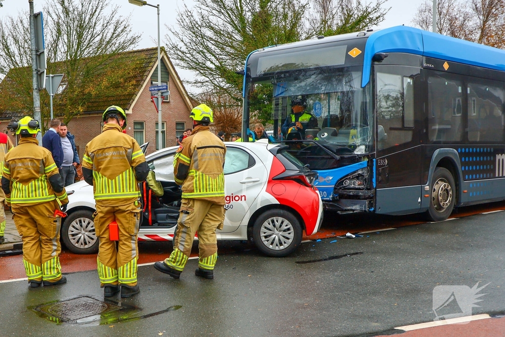 Aanrijding met stadsbus leidt tot gewonde