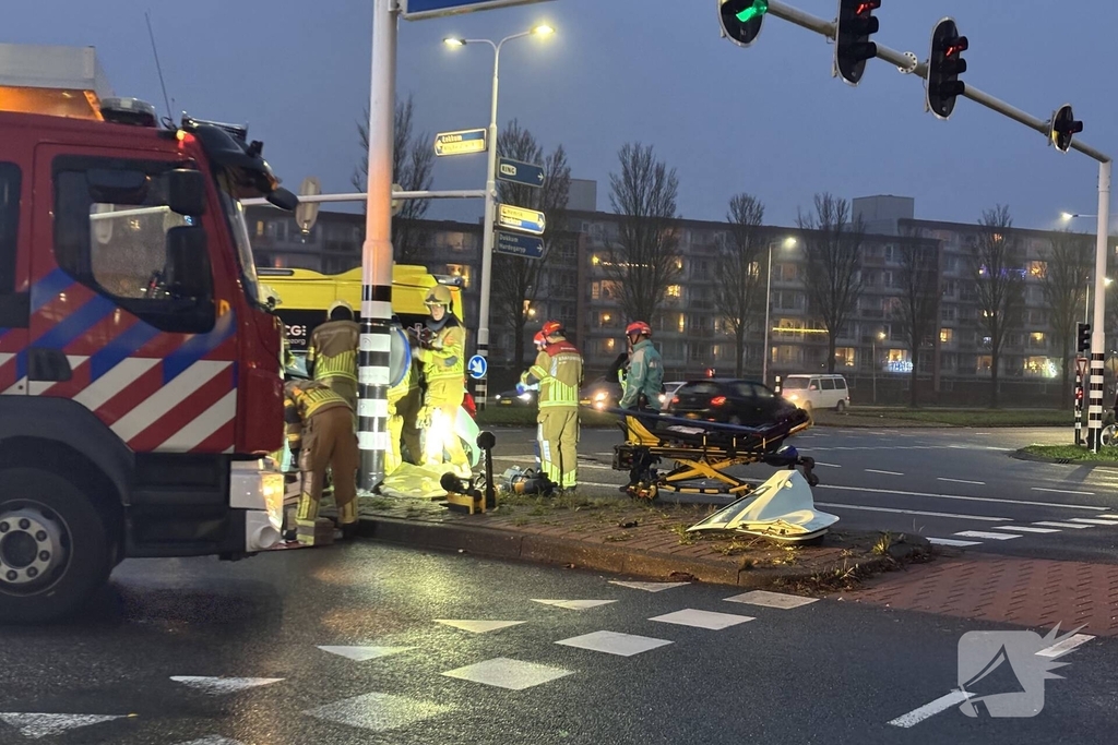 Brandweer bevrijdt bestuurder uit auto