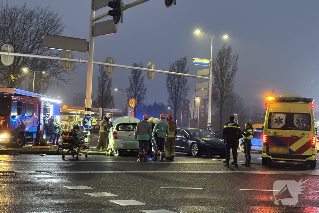 Brandweer bevrijdt bestuurder uit auto