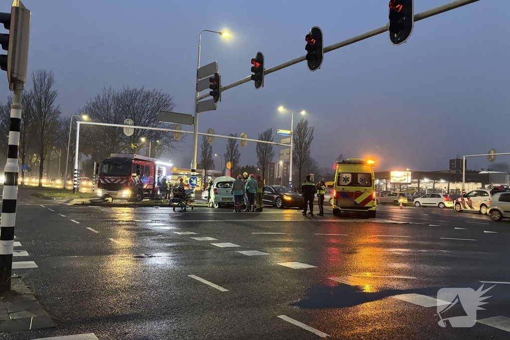 Brandweer bevrijdt bestuurder uit auto