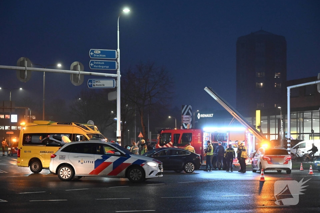 Brandweer bevrijdt bestuurder uit auto