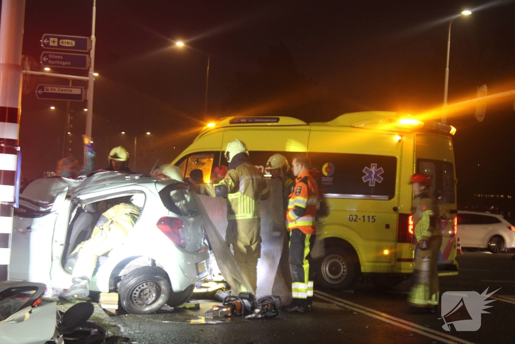 Brandweer bevrijdt bestuurder uit auto