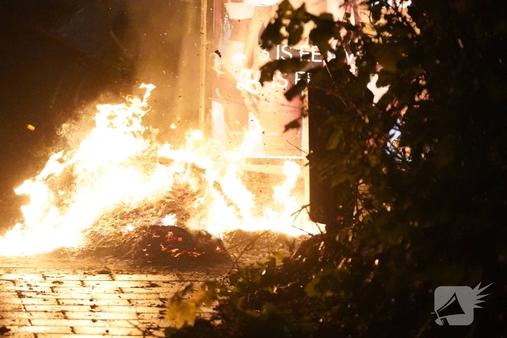 Vuilniscontainer in bushokje in brand gestoken