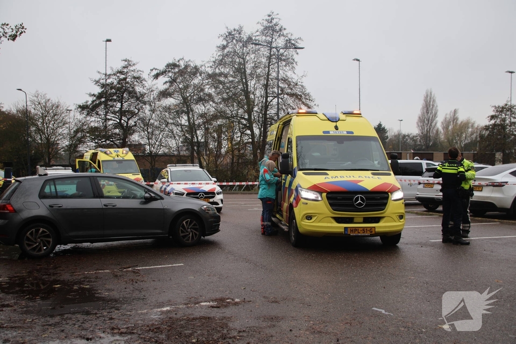 Steekincident tussen rijinstructeurs op parkeerplaats