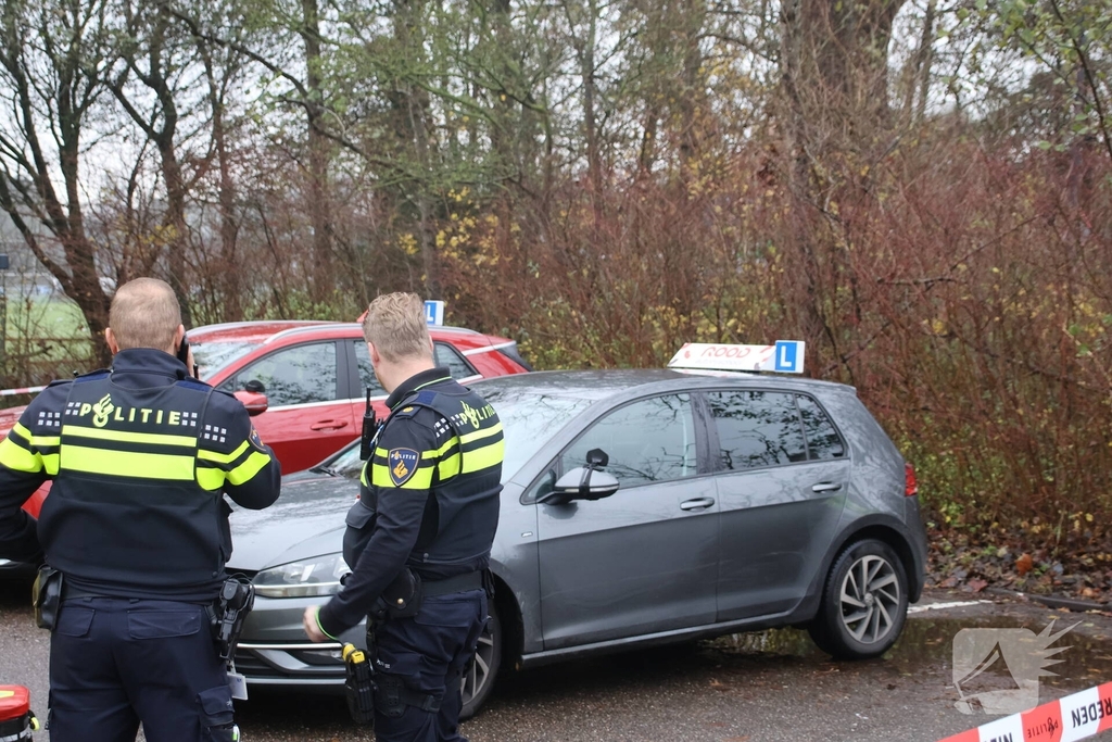 Steekincident tussen rijinstructeurs op parkeerplaats