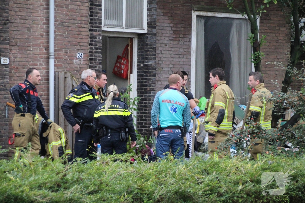 Hulpdiensten in actie bij woning vol afval