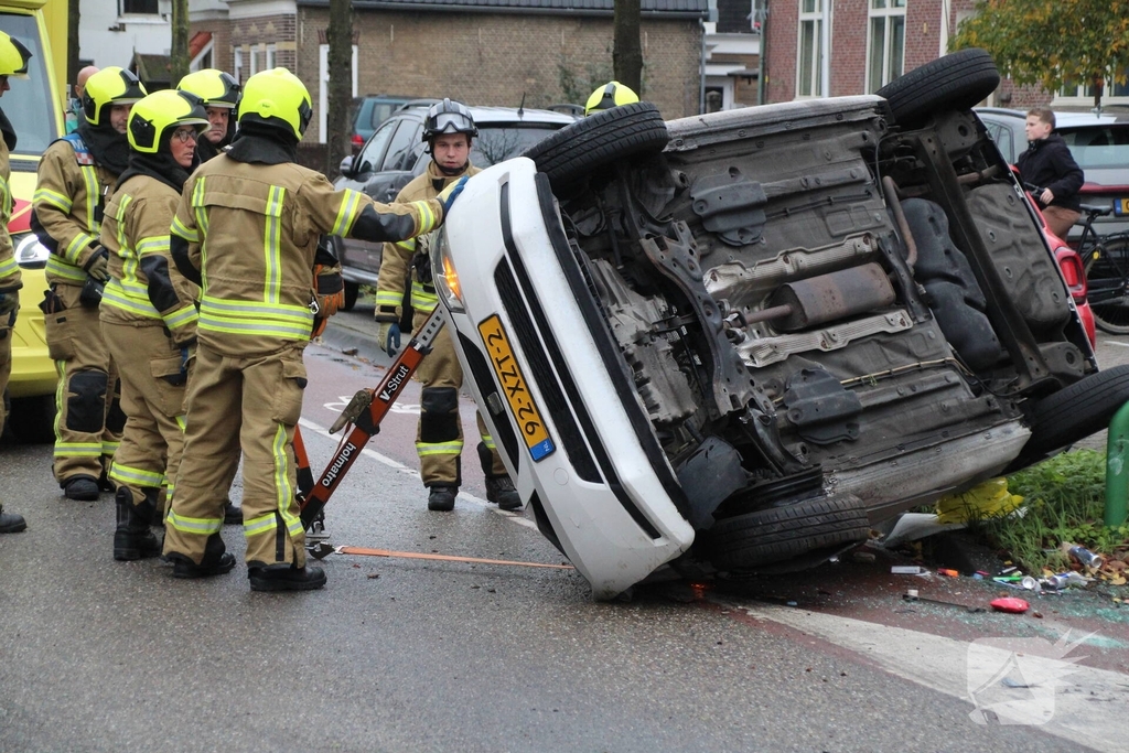 Auto kantelt na aanrijding met boom