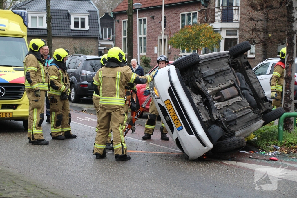 Auto kantelt na aanrijding met boom