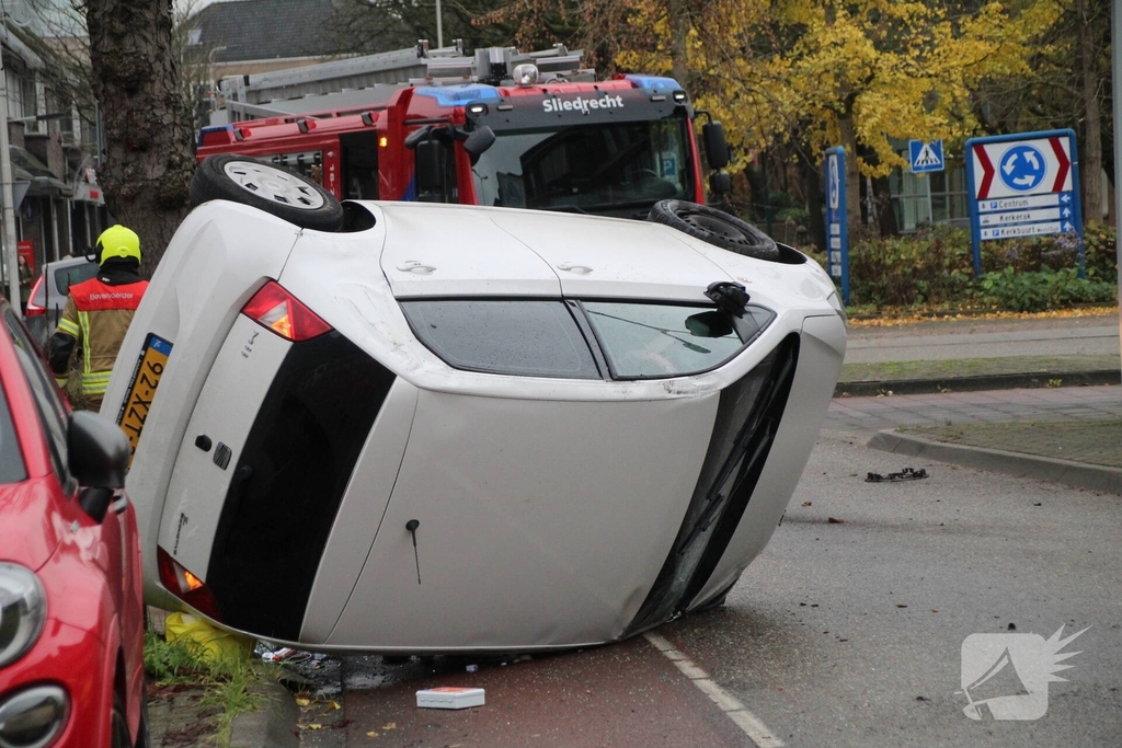 Auto kantelt na aanrijding met boom