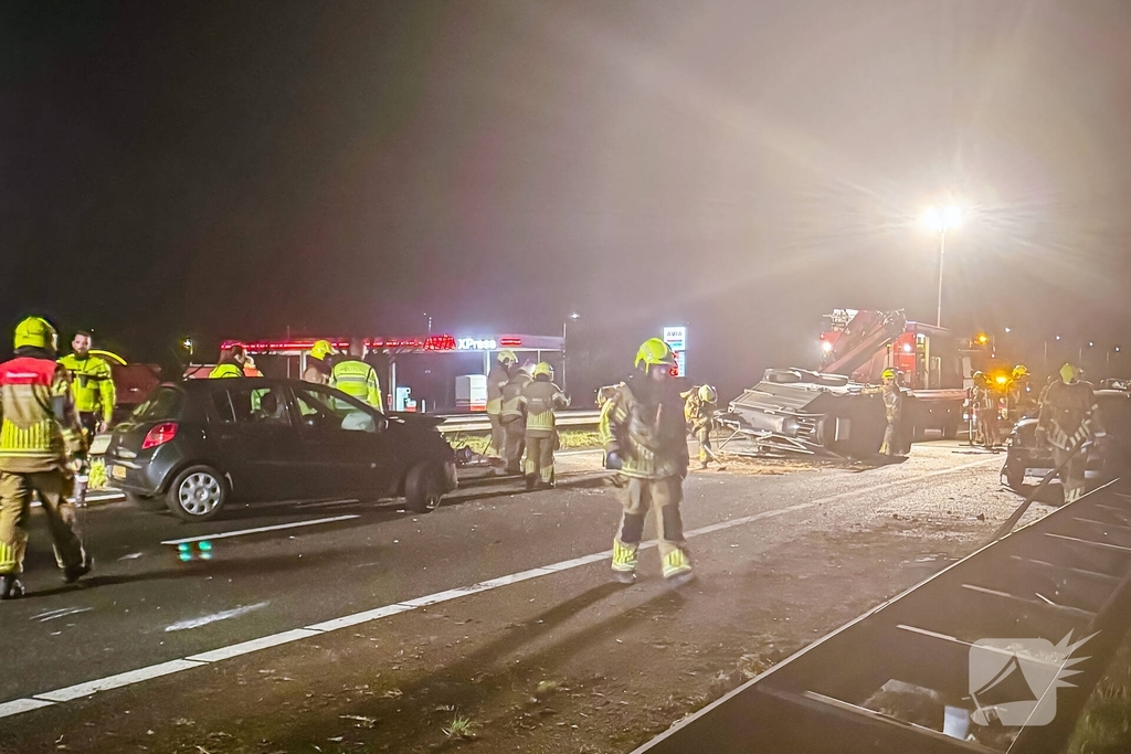 Verkeersongeval leidt tot volle inzet brandweer