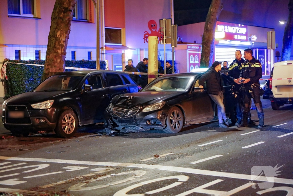 Brommobiel en taxi botsen, inzittende naar ziekenhuis