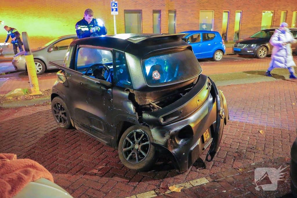 Brommobiel en taxi botsen, inzittende naar ziekenhuis