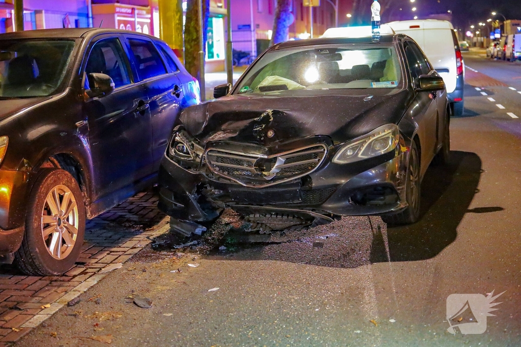 Brommobiel en taxi botsen, inzittende naar ziekenhuis
