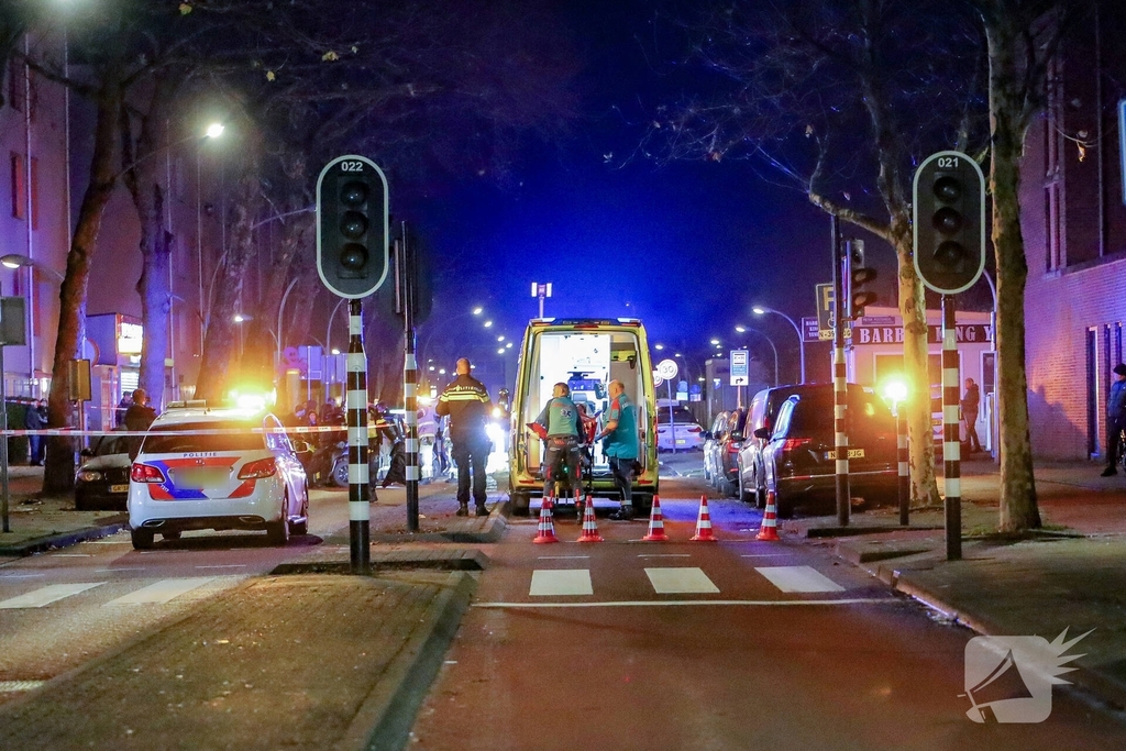Brommobiel en taxi botsen, inzittende naar ziekenhuis