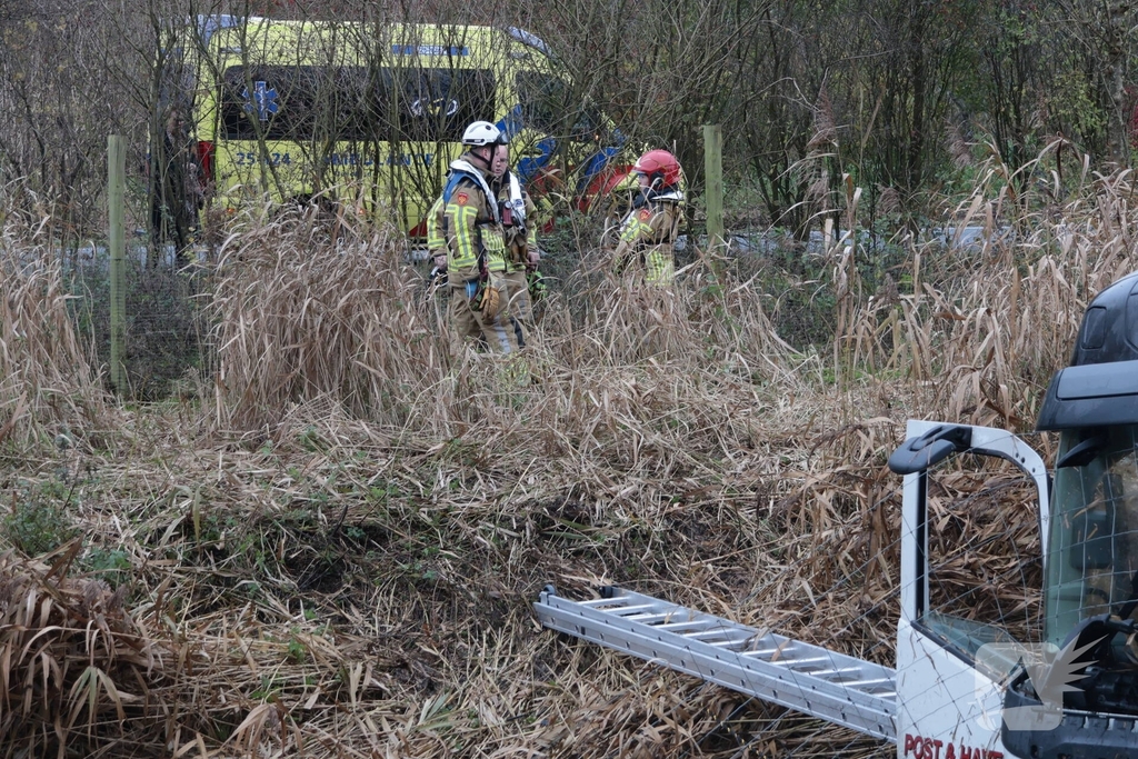 Vrachtwagen belandt in sloot, bestuurder bevrijdt