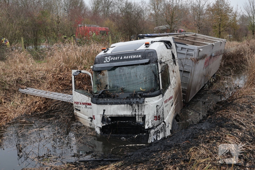 Vrachtwagen belandt in sloot, bestuurder bevrijdt